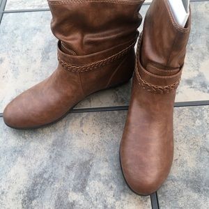 Low cut, slip-on boots